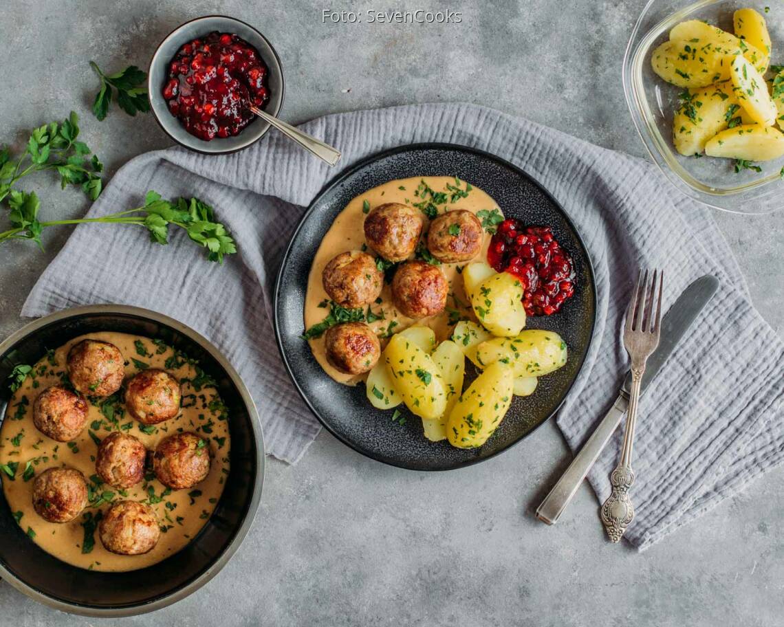 Flexitarisches Rezept: Köttbullar mit Petersilienkartoffeln und Preiselbeeren 3