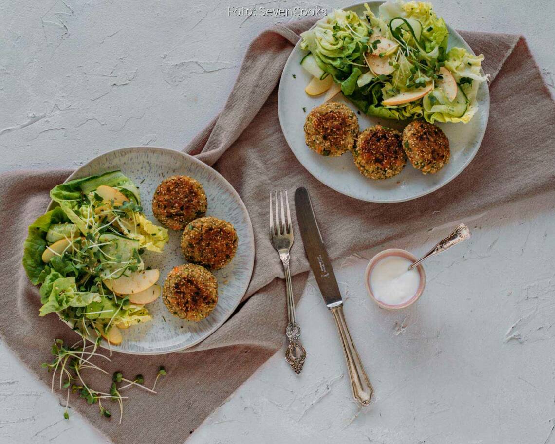 Flexitarisches_Rezept:_Lachs_Quinoa_Frikadellen_mit_fruchtigem_grünem_Salat_neu 1