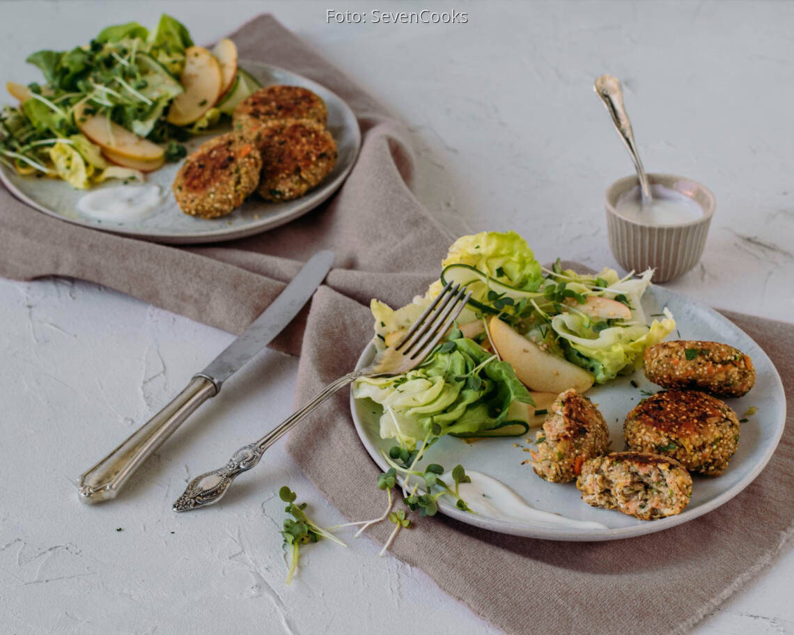 Flexitarisches_Rezept:_Lachs_Quinoa_Frikadellen_mit_fruchtigem_grünem_Salat_neu 2