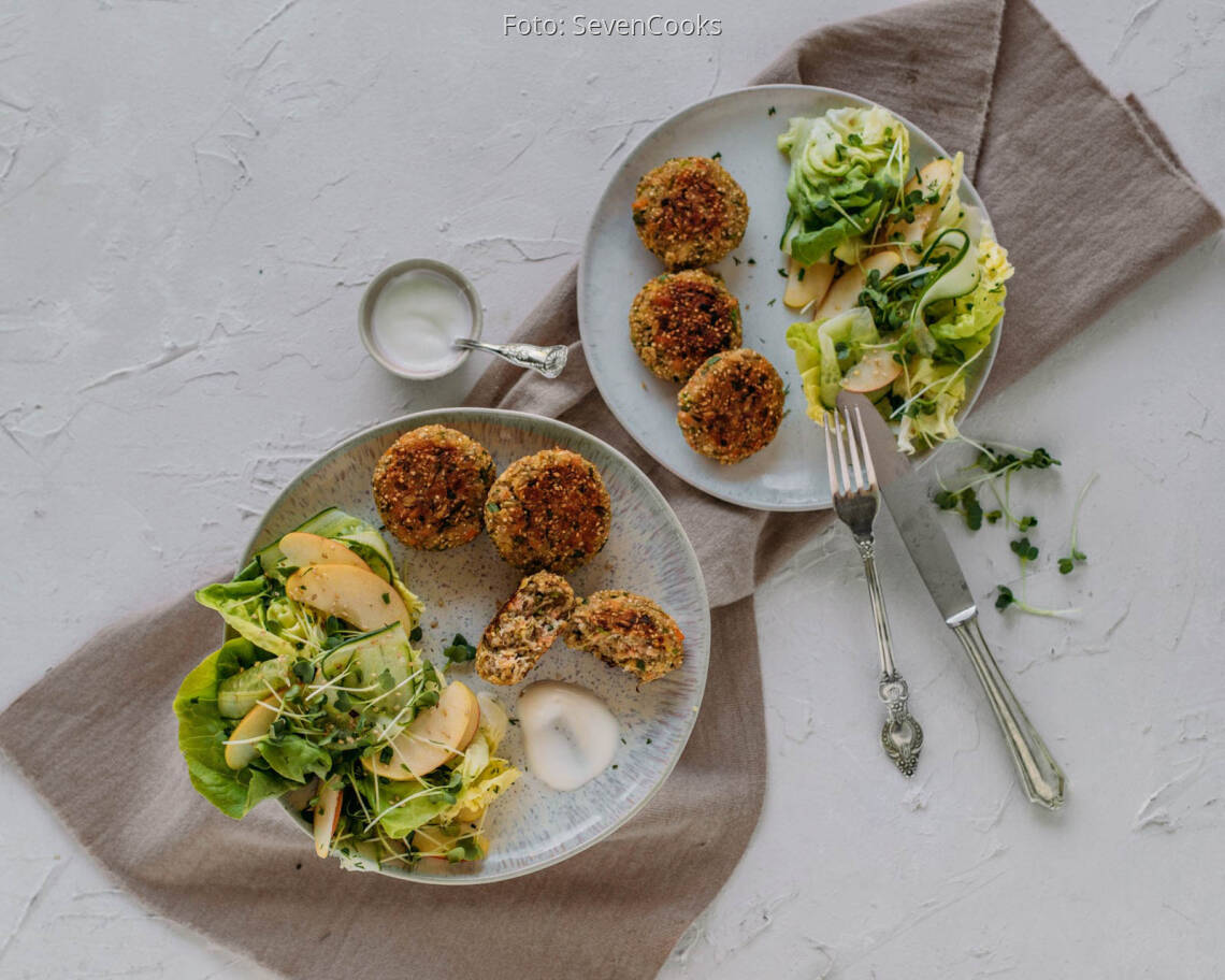 Flexitarisches_Rezept:_Lachs_Quinoa_Frikadellen_mit_fruchtigem_grünem_Salat_neu 3