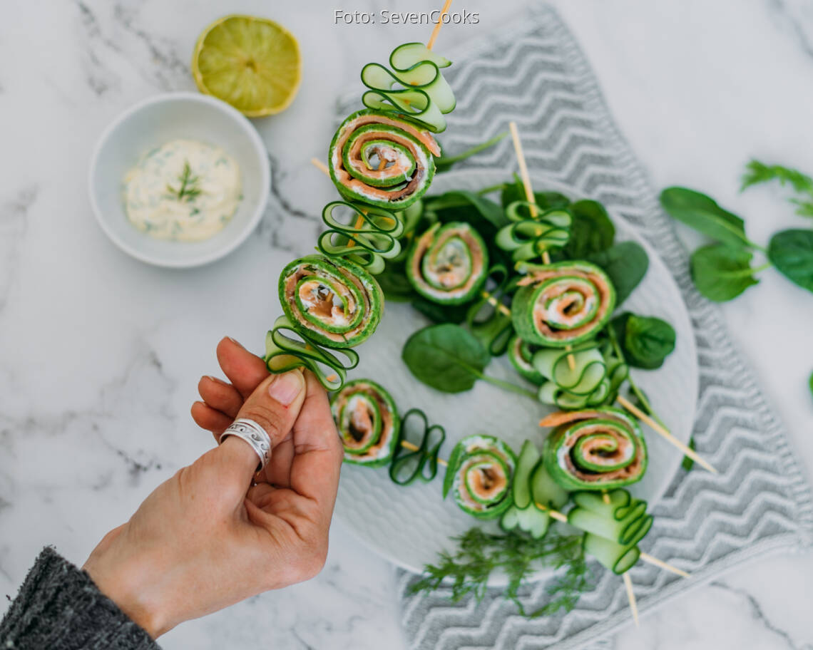 Flexitarisches Rezept: Lachs-Spinat-Pfannkuchen-Spieße 3
