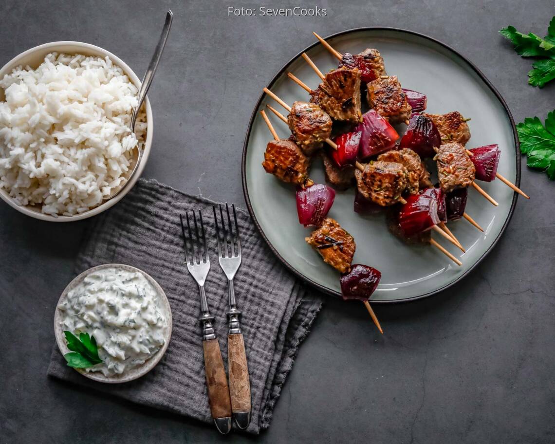 Flexitarisches Rezept: Lammspieße mit Joghurt-Dip und Reis 1
