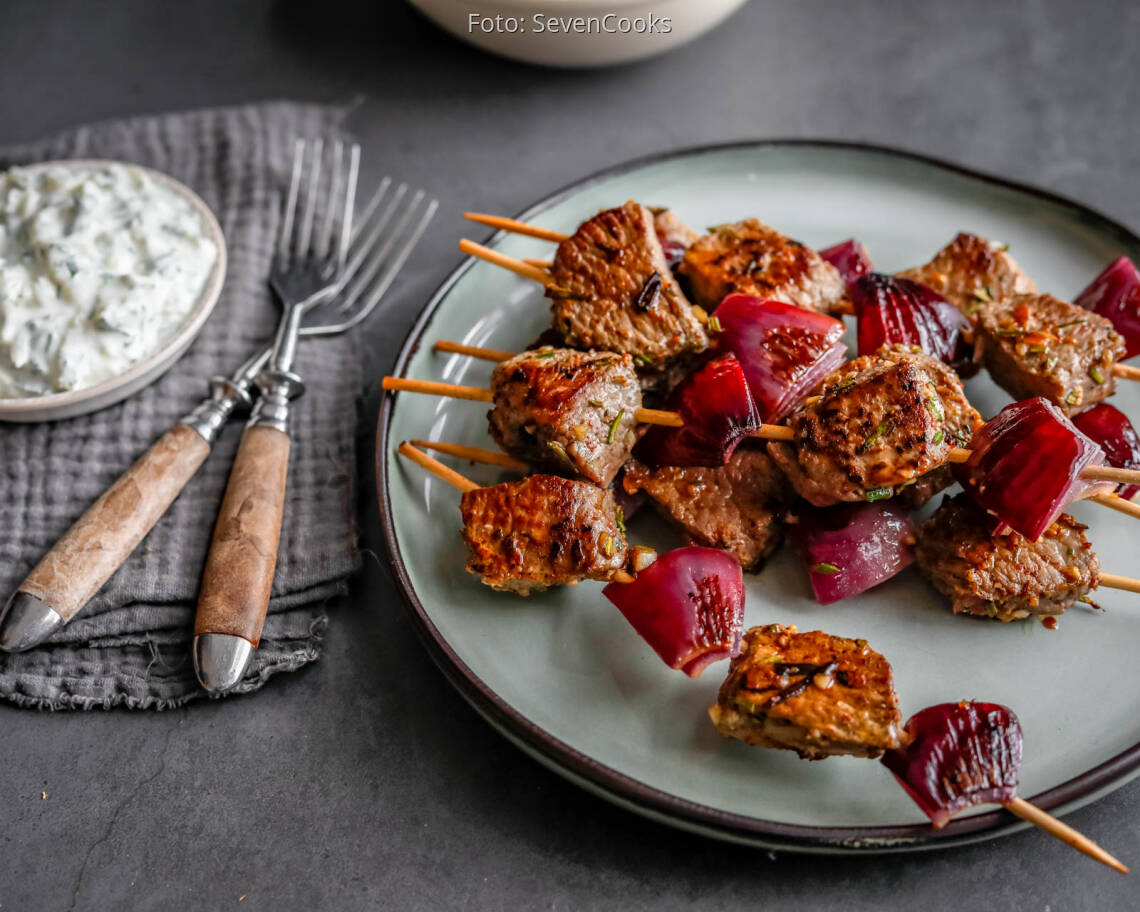 Flexitarisches Rezept: Lammspieße mit Joghurt-Dip und Reis 2