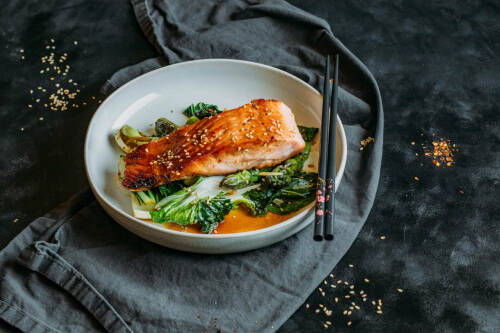 flexitarisches rezept low carb lachs mit gebratenem spargel und pak choi