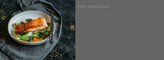 Rezeptbild für "Low Carb Lachs mit gebratenem Spargel und Pak Choi"