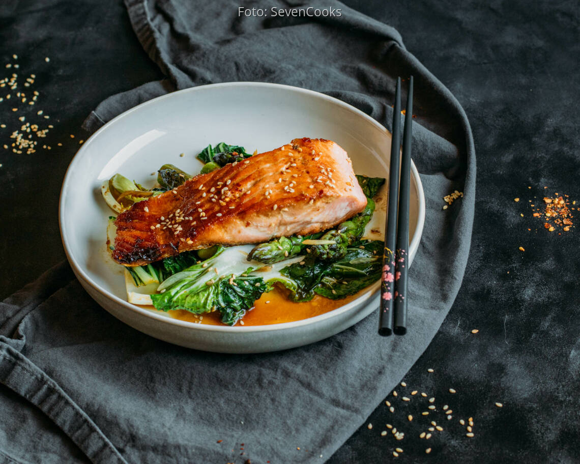Flexitarisches Rezept: Low Carb Lachs mit gebratenem Spargel und Pak Choi 1