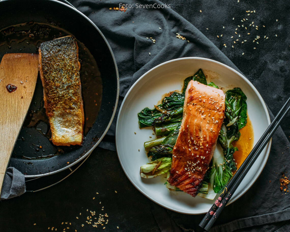 Flexitarisches Rezept: Low Carb Lachs mit gebratenem Spargel und Pak Choi 2