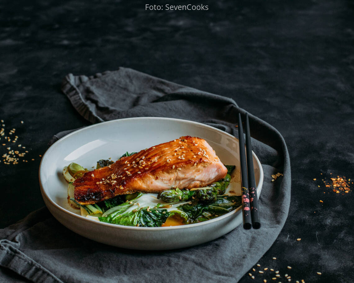 Flexitarisches Rezept: Low Carb Lachs mit gebratenem Spargel und Pak Choi 3