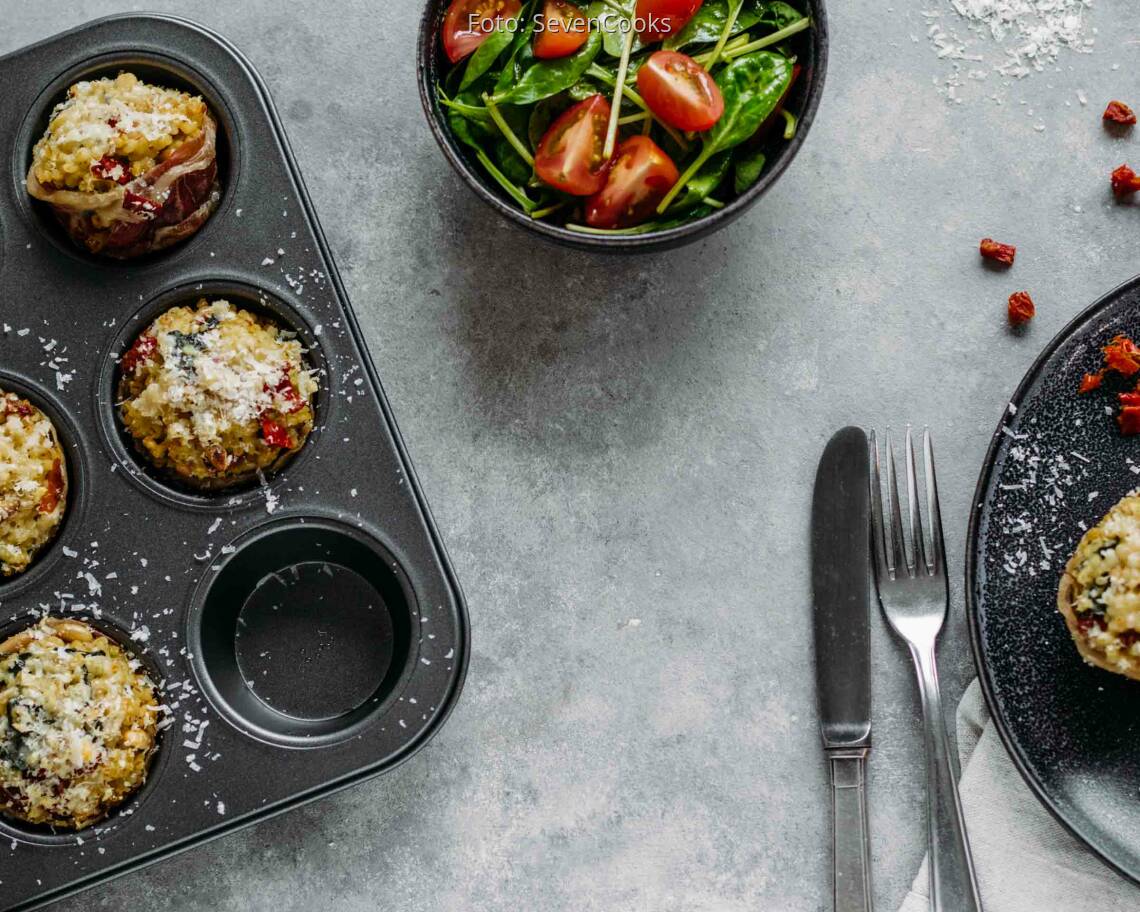 Flexitarisches Rezept: Meal-Prep: Risotto-Muffins mit Parmaschinken und Spinatsalat 3