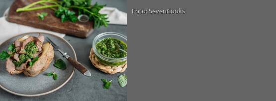 Rezeptbild für "Ofenkartoffeln mit kaltem Braten und Salsa Verde"