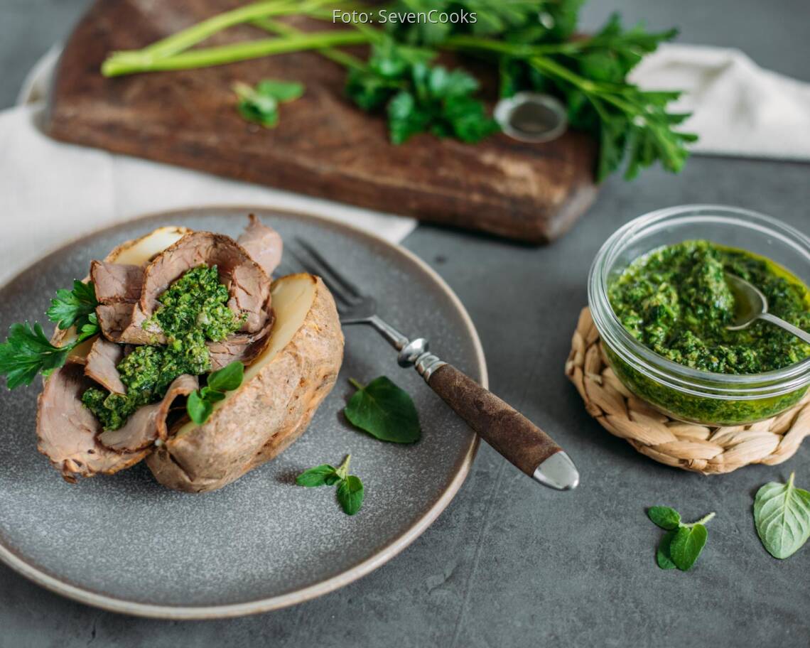 Flexitarisches Rezept: Ofenkartoffel mit kaltem Braten und Salsa Verde 1