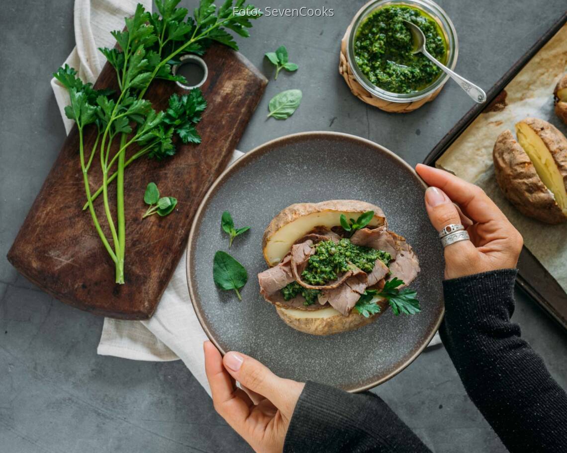 Flexitarisches Rezept: Ofenkartoffel mit kaltem Braten und Salsa Verde 2