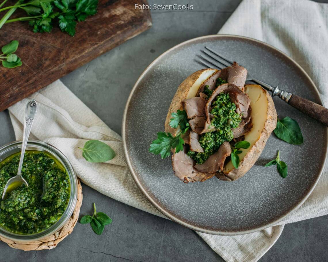 Flexitarisches Rezept: Ofenkartoffel mit kaltem Braten und Salsa Verde 3