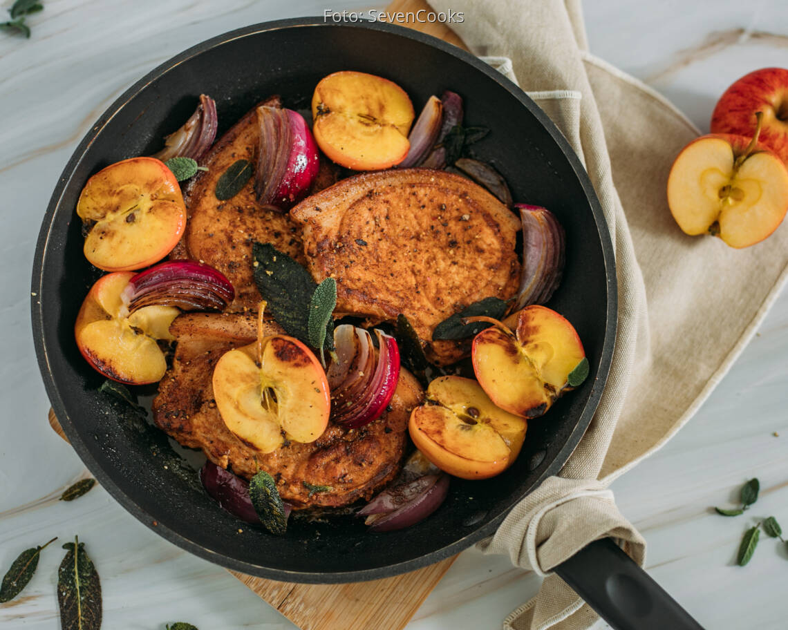Flexitarisches Rezept: One Pan Schweinekoteletts mit gebratenen Äpfeln 1