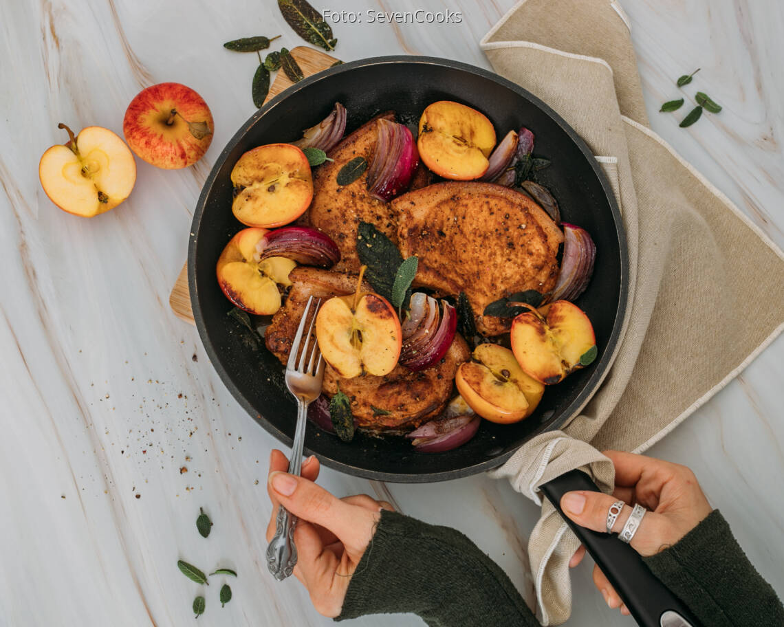 Flexitarisches Rezept: One Pan Schweinekoteletts mit gebratenen Äpfeln 2