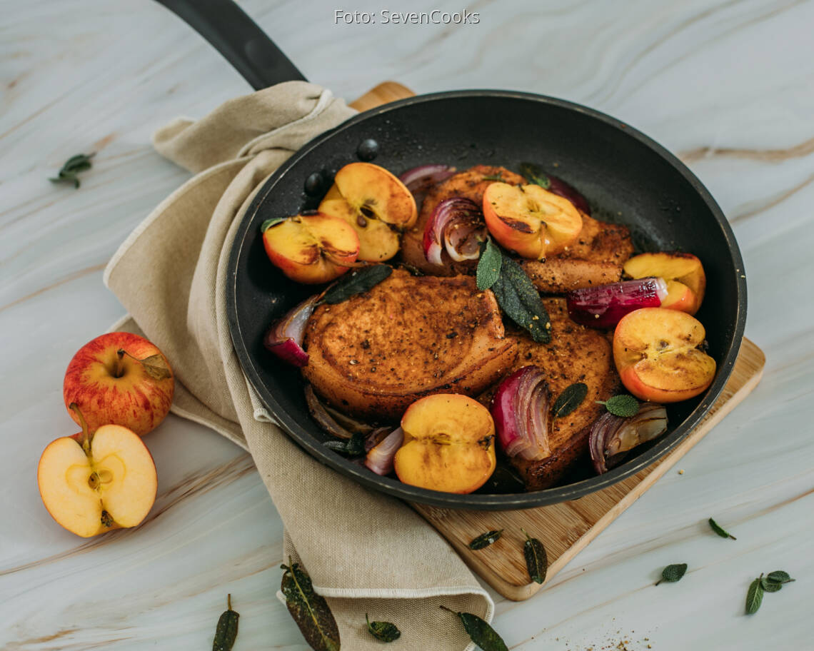 Flexitarisches Rezept: One Pan Schweinekoteletts mit gebratenen Äpfeln 3