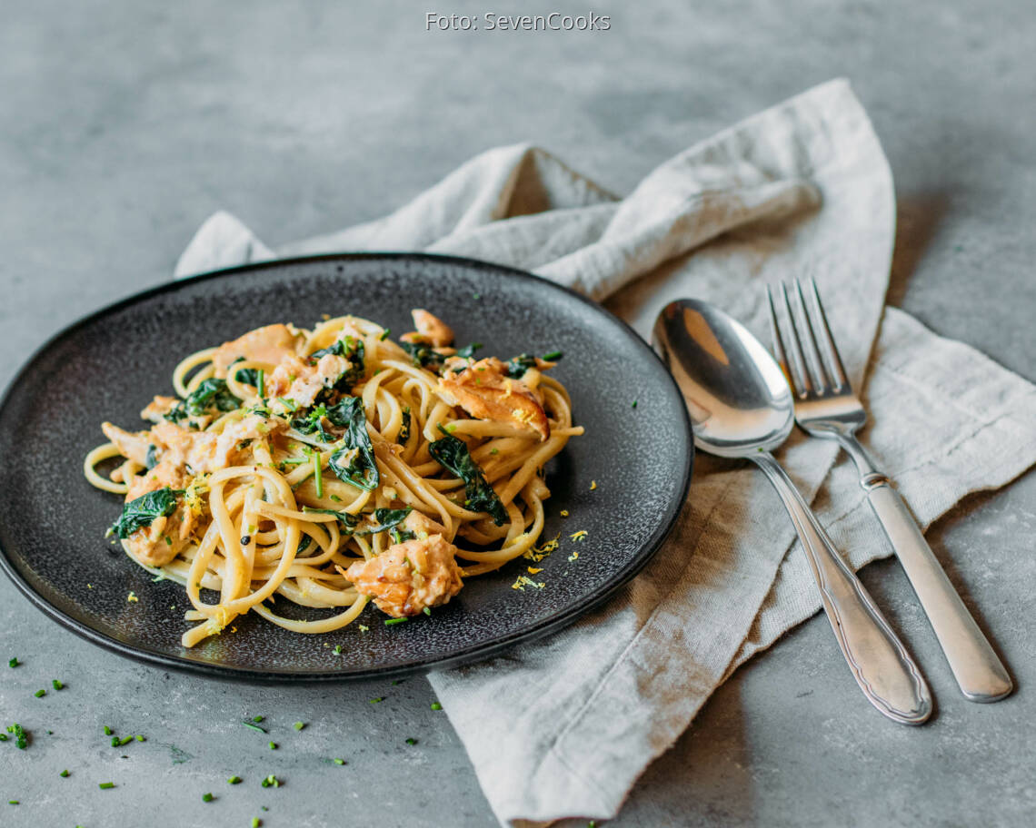 Flexitarisches Rezept: Pasta mit Lachs und Spinat