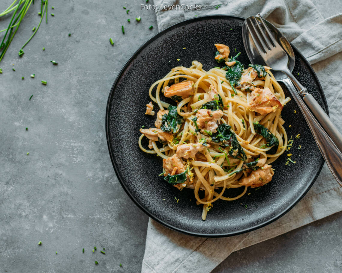 Flexitarisches Rezept: Pasta mit Lachs und Spinat