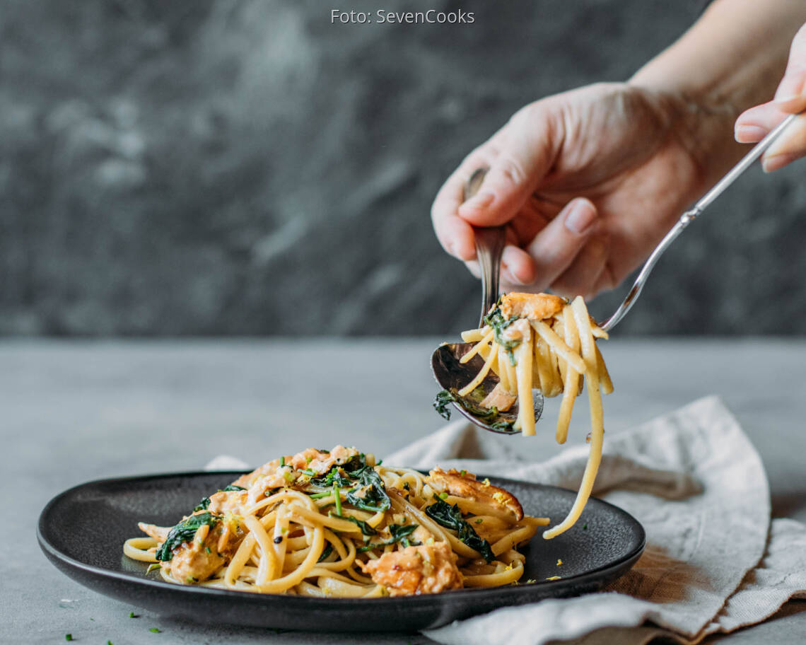 Flexitarisches Rezept: Pasta mit Lachs und Spinat