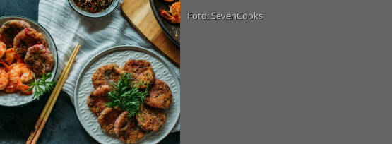 Rezeptbild für "Rettich-Bratlinge mit Garnelen und Dip"