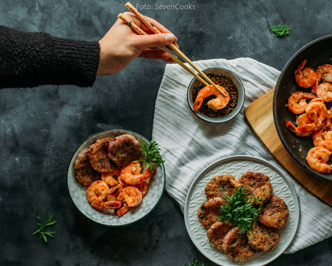 Flexitarisches Rezept: Rettich-Bratlinge mit Garnelen und Dip 3