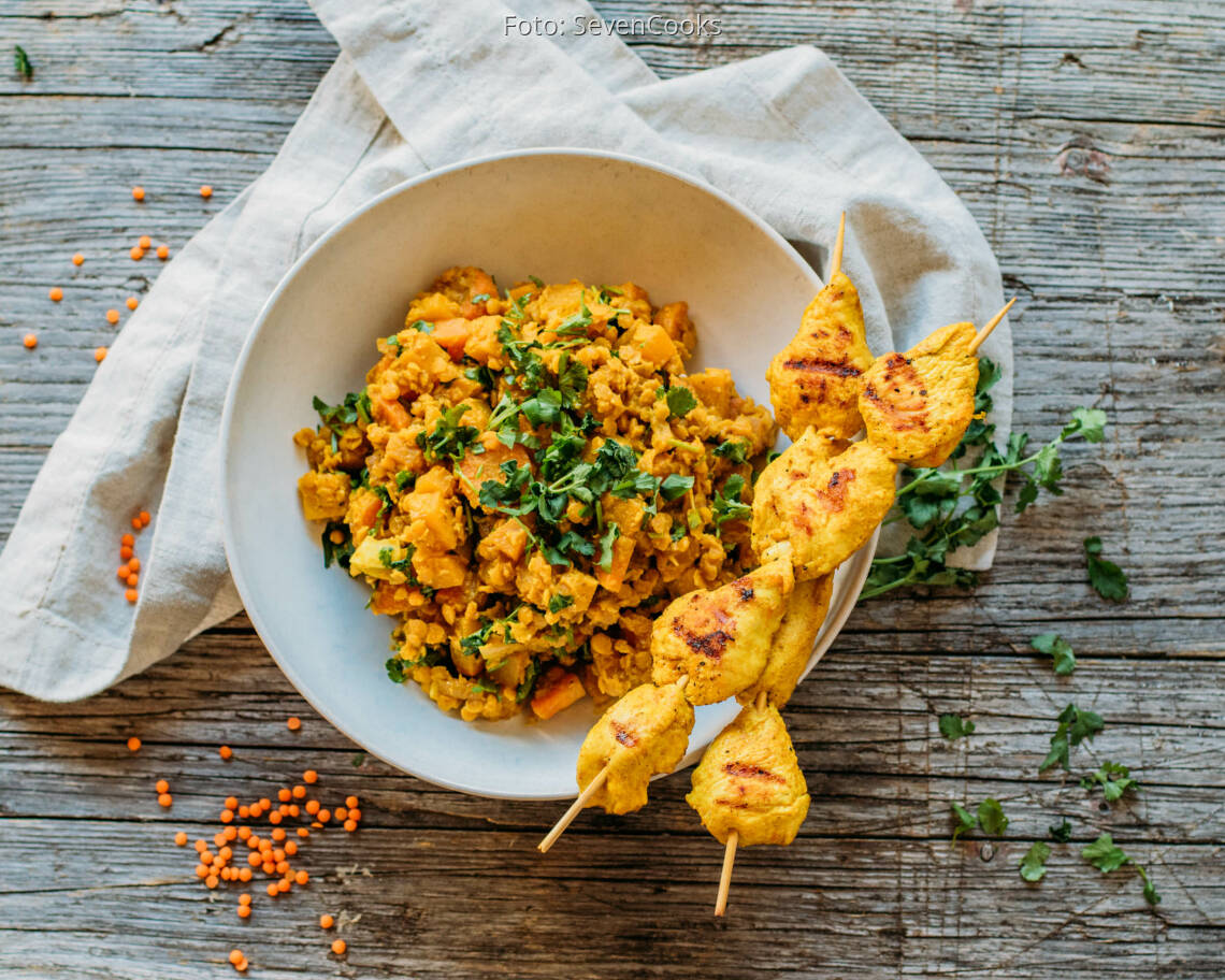 Flexitarisches Rezept: Rote Linsen Curry mit Hähnchenspießen 1