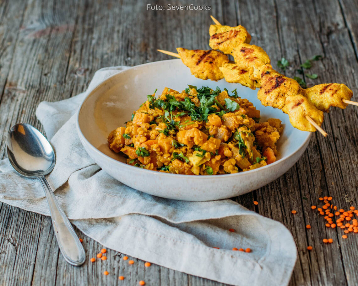 Flexitarisches Rezept: Rote Linsen Curry mit Hähnchenspießen 2