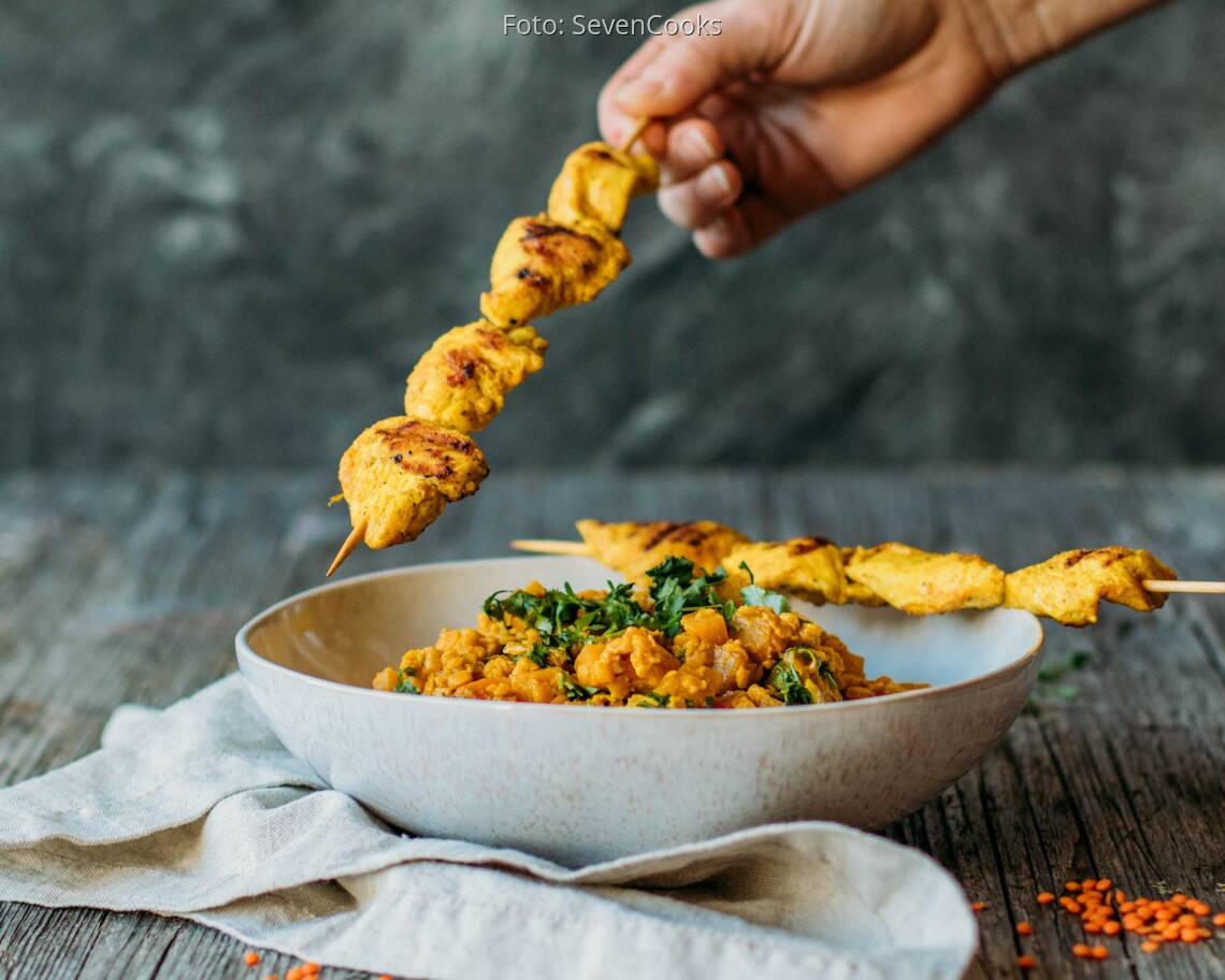Flexitarisches Rezept: Rote Linsen Curry mit Hähnchenspießen 3