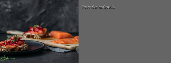 Rezeptbild für "Räucherlachs und Rote-Bete-Apfel-Salat auf Brot"