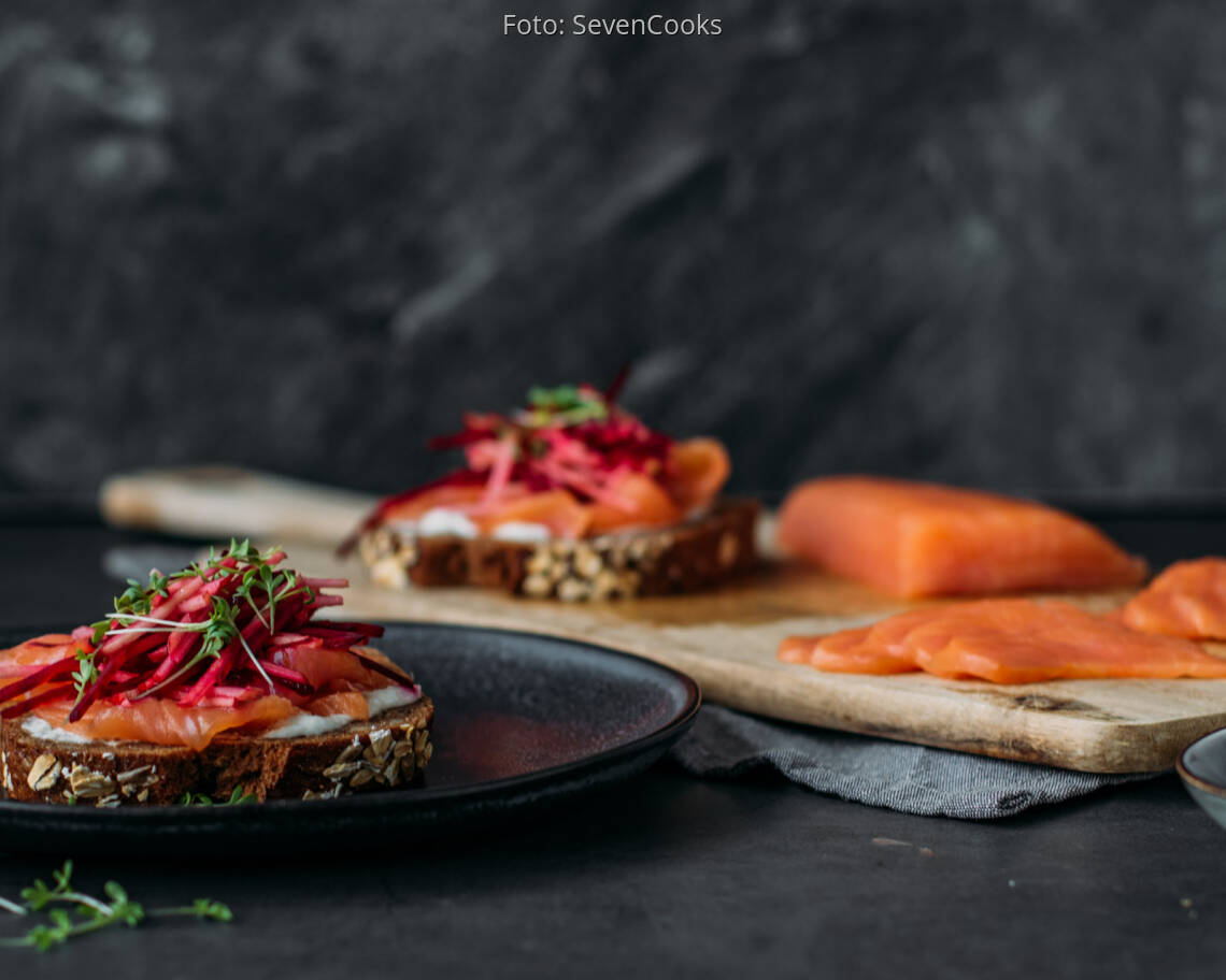 Flexitarisches Rezept: Räucherlachs mit Rote-Bete-Apfel-Salat 1
