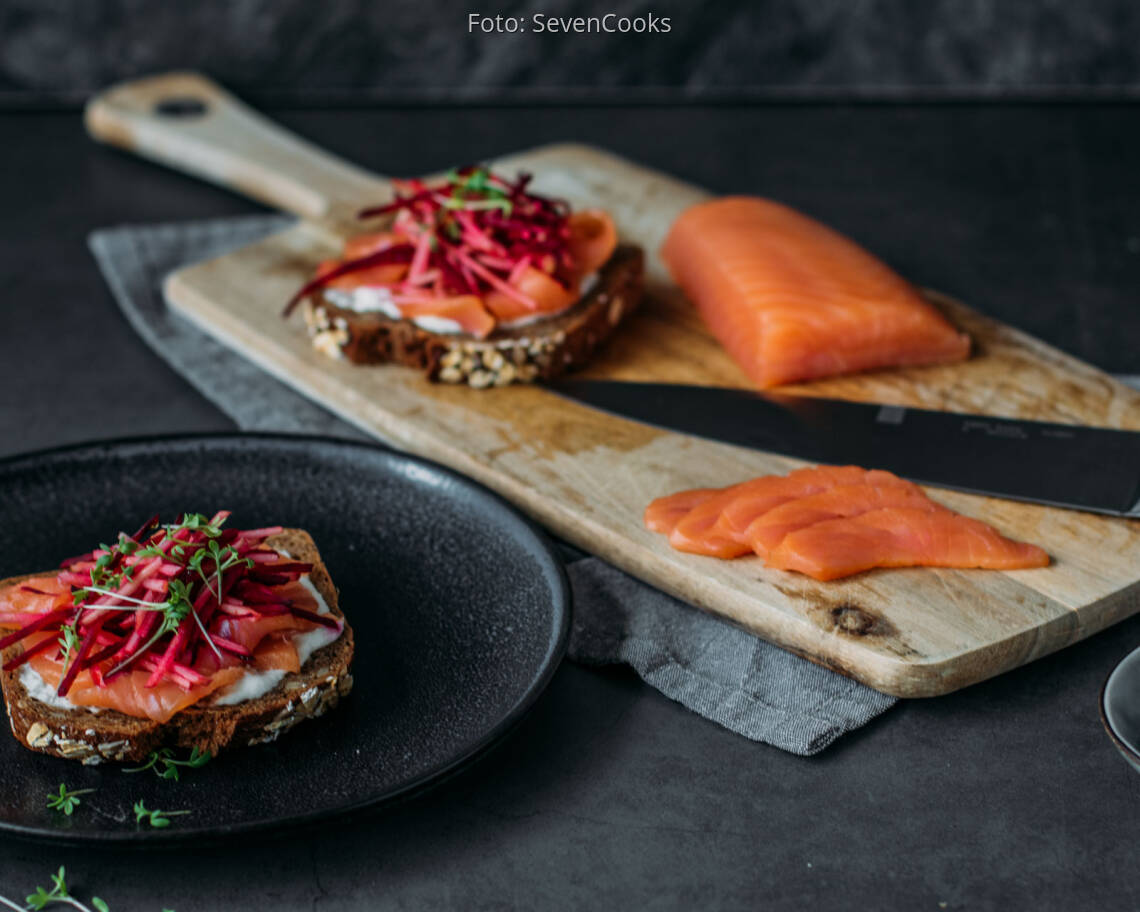 Flexitarisches Rezept: Räucherlachs mit Rote-Bete-Apfel-Salat 3