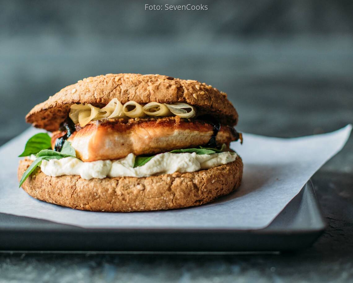 Flexitarisches Rezept: Salmon-Thai-Burger mit Wasabicreme 1