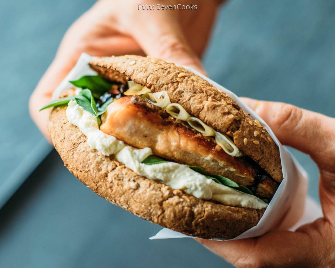 Flexitarisches Rezept: Salmon-Thai-Burger mit Wasabicreme 3