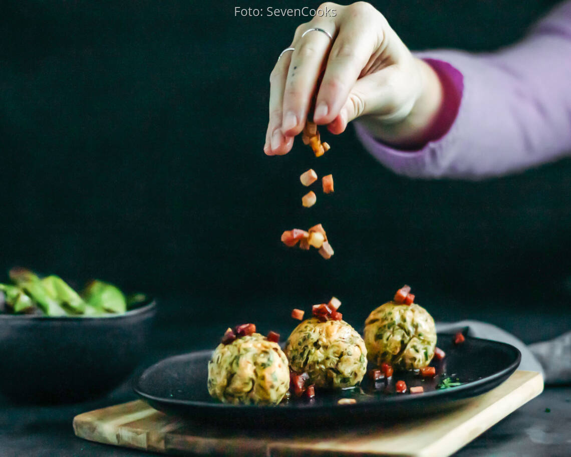 Flexitarisches_Rezept:_Sauerkraut_Knödel_mit_würziger_Speck_Butter_neu 1