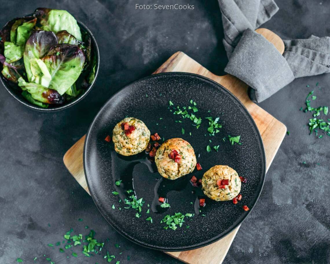 Flexitarisches_Rezept:_Sauerkraut_Knödel_mit_würziger_Speck_Butter_neu 2
