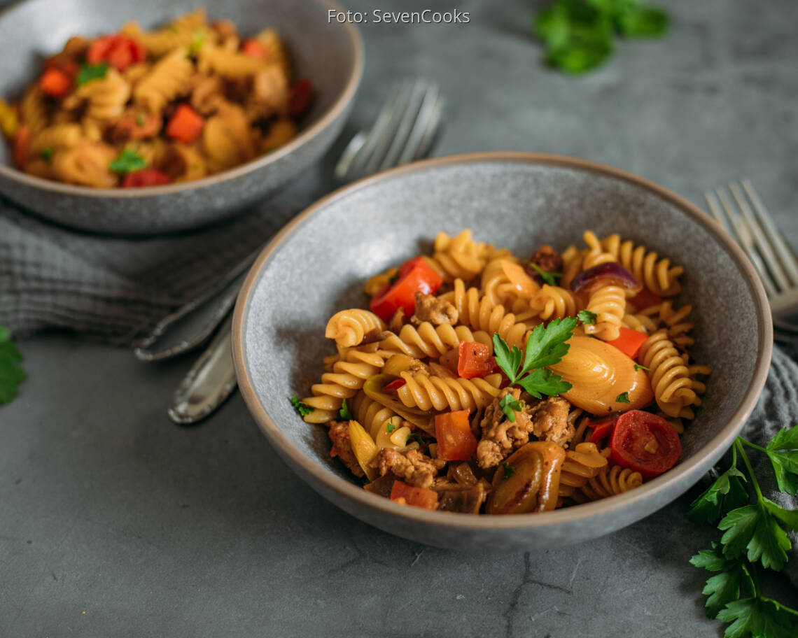 Flexitarisches Rezept: Schnelle One-Pan mit buntem Gemüse und Hackfleisch 3