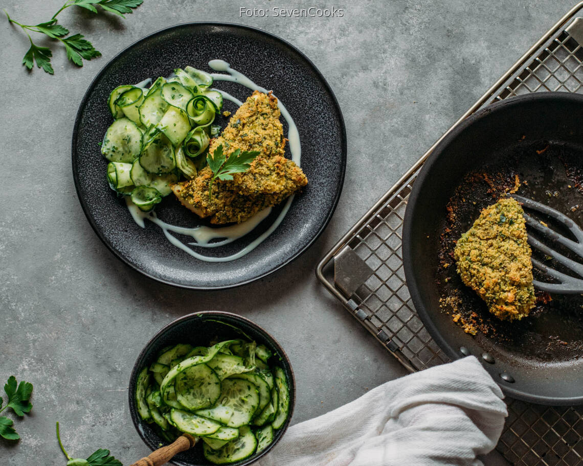 Flexitarisches Rezept: Skrei mit Kräuterkruste und Gurkensalat
