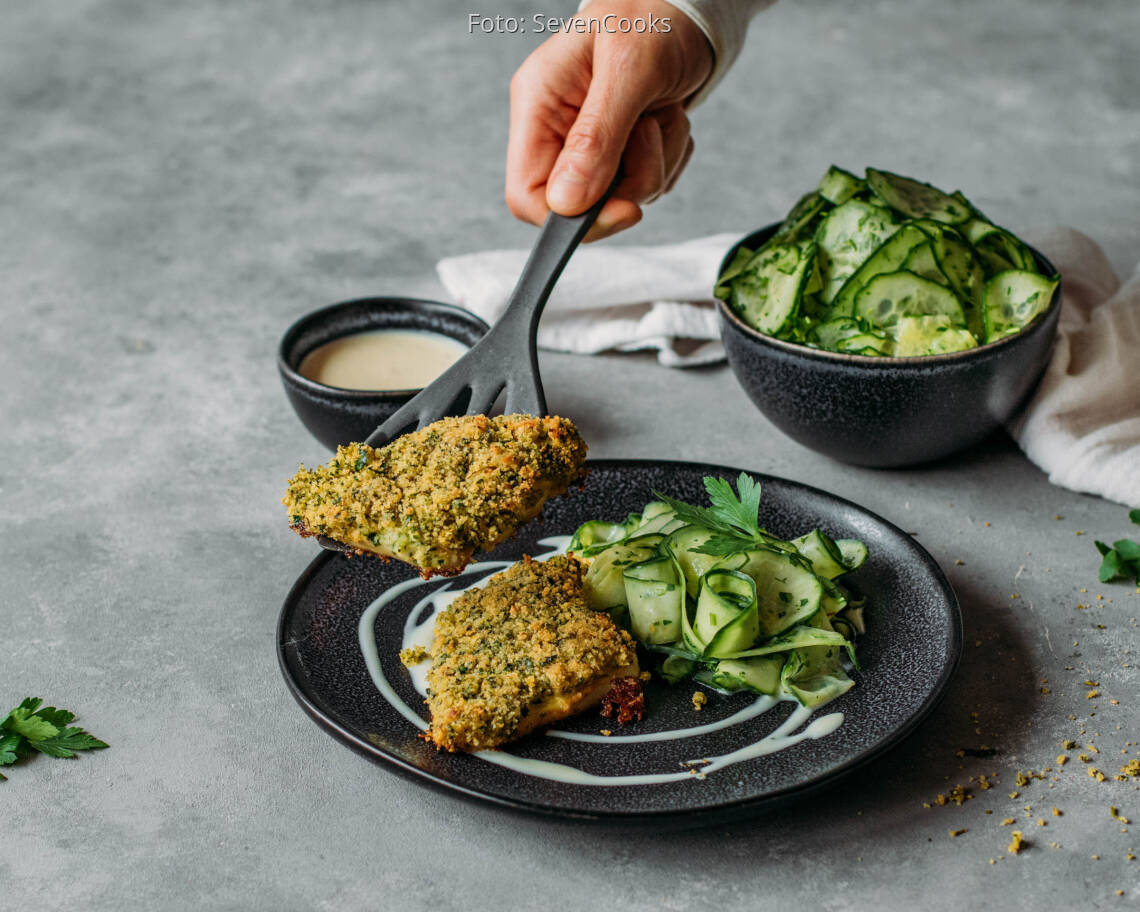 Flexitarisches Rezept: Skrei mit Kräuterkruste und Gurkensalat