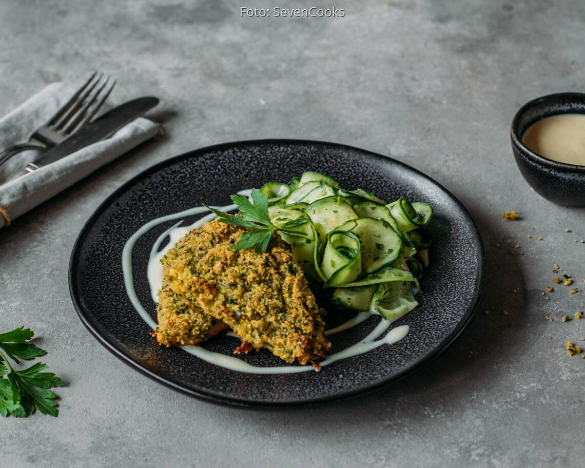 Flexitarisches Rezept: Skrei mit Kräuterkruste und Gurkensalat