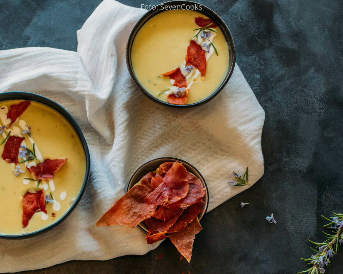 Flexitarisches Rezept: Weiße Spargelsuppe mit Serrano Crunch