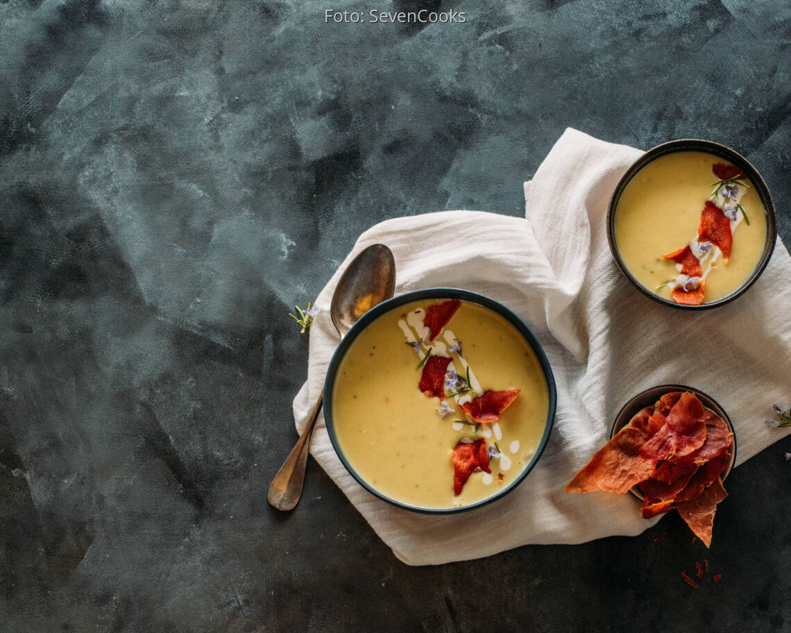 Flexitarisches Rezept: Weiße Spargelsuppe mit Serrano Crunch