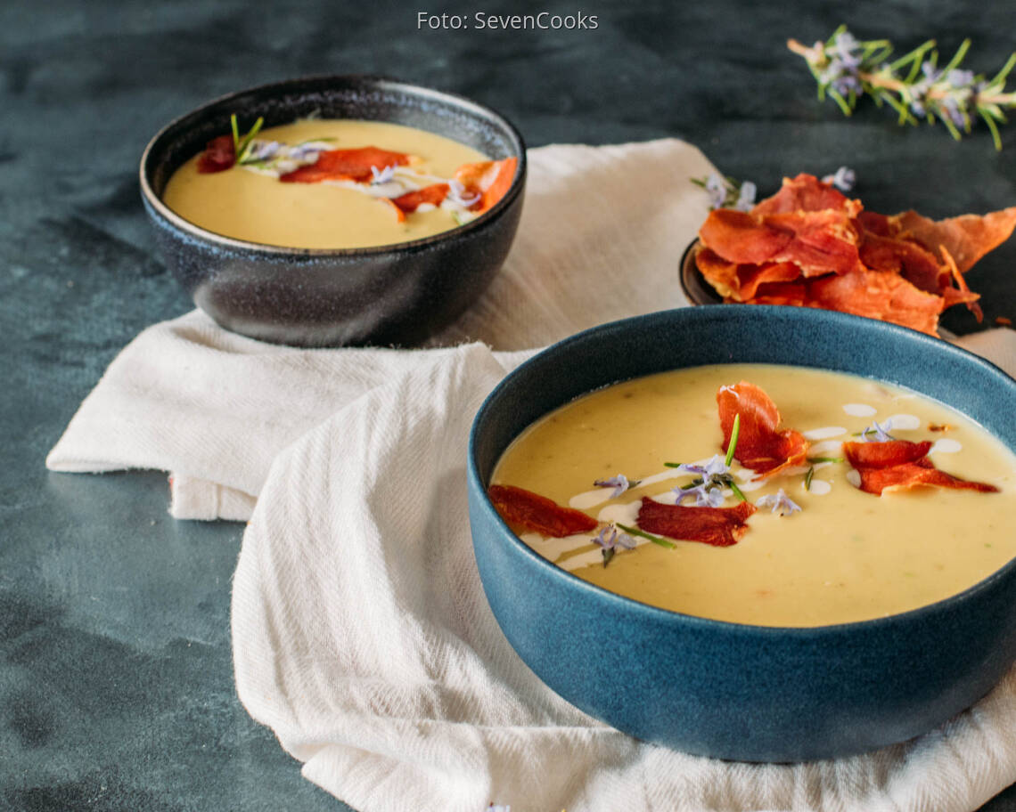 Flexitarisches Rezept: Weiße Spargelsuppe mit Serrano Crunch