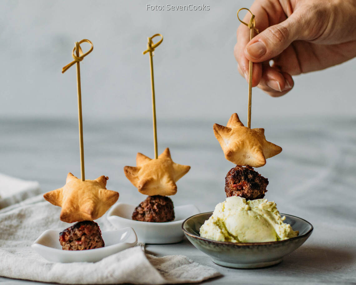 Flexitarisches Rezept: Weihnachtliche Blätterteig-Kanapees 1