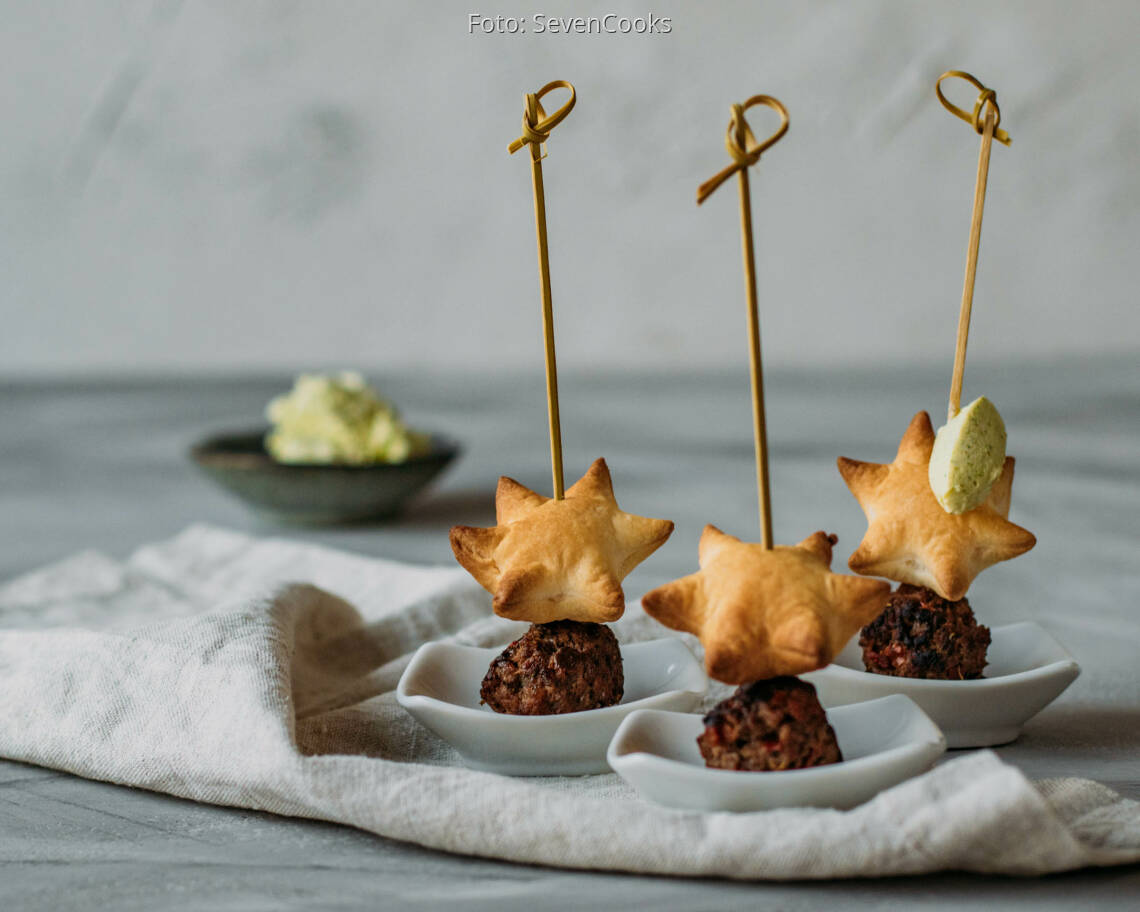 Flexitarisches Rezept: Weihnachtliche Blätterteig-Kanapees 2