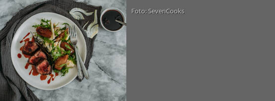 Rezeptbild für "Wildsteak mit pochiertem Birnen-Fenchel-Salat"