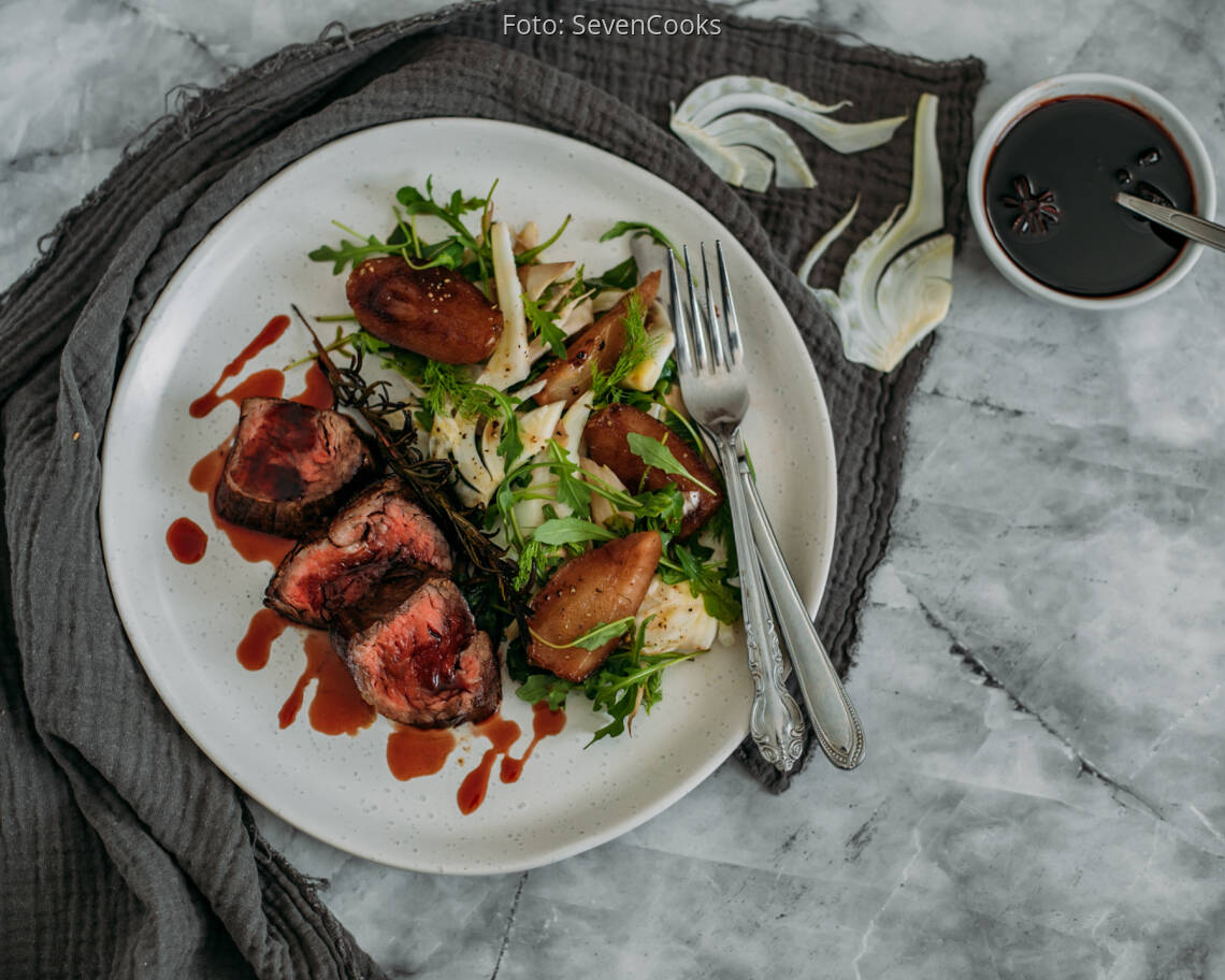 Flexitarisches Rezept: Wildsteak mit pochiertem Birnen-Fenchel-Salat 1