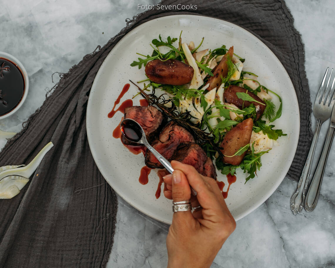 Flexitarisches Rezept: Wildsteak mit pochiertem Birnen-Fenchel-Salat 2
