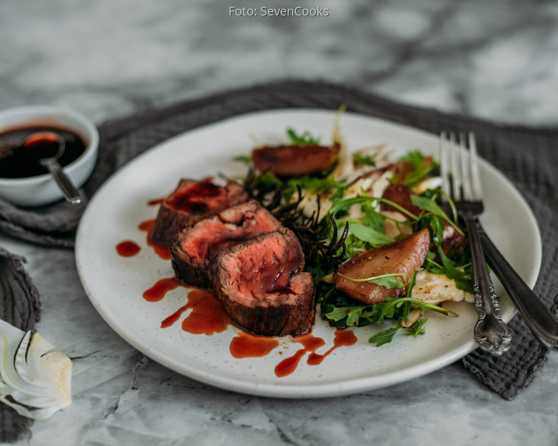 Flexitarisches Rezept: Wildsteak mit pochiertem Birnen-Fenchel-Salat 3