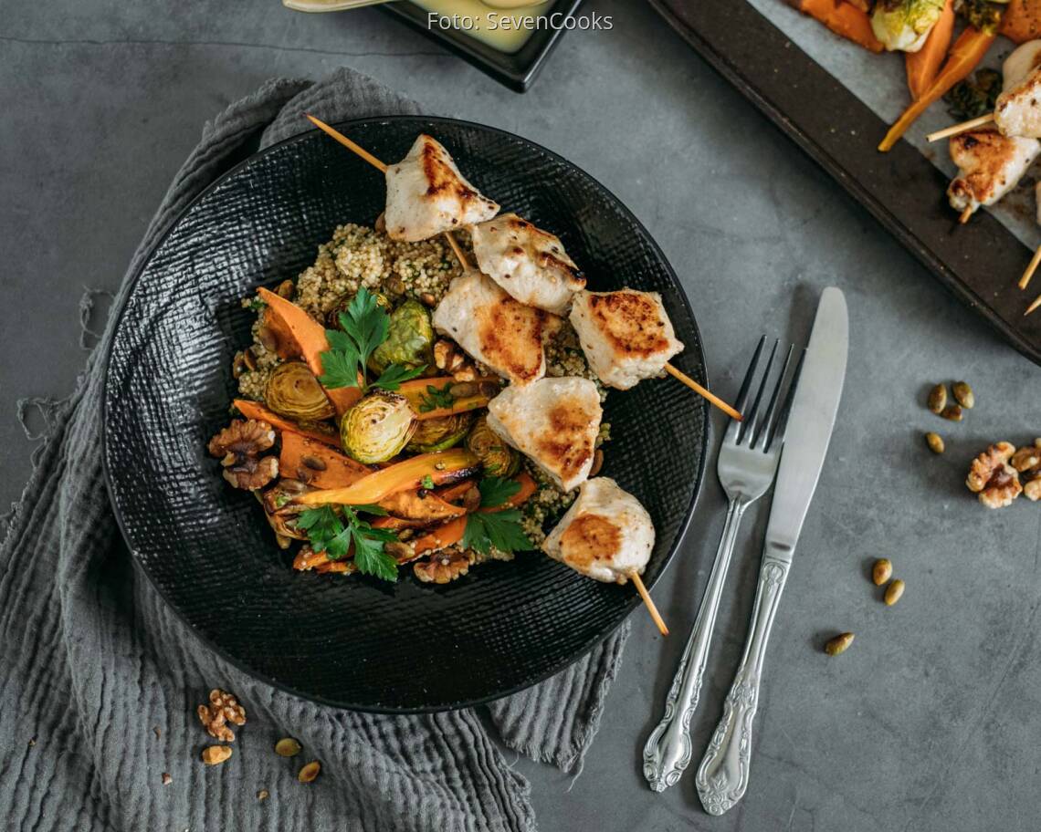 Flexitarisches Rezept: Winterbowl mit Ofengemüse und Hähnchenspieße 1