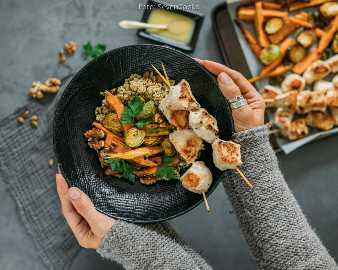 Flexitarisches Rezept: Winterbowl mit Ofengemüse und Hähnchenspieße 2